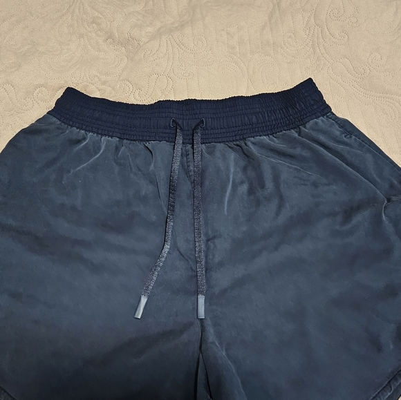 Lululemon Feeling Femme Short 5"True Navy Sz 10 - Picture 8 of 13